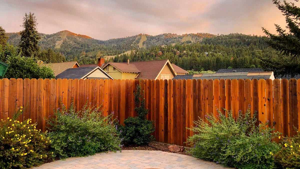 Moonridge Ski Chalet | Family Friendly/Couples Retreat/Cozy Chalet/Fenced Patio/Ski Slope View/Fire Pit