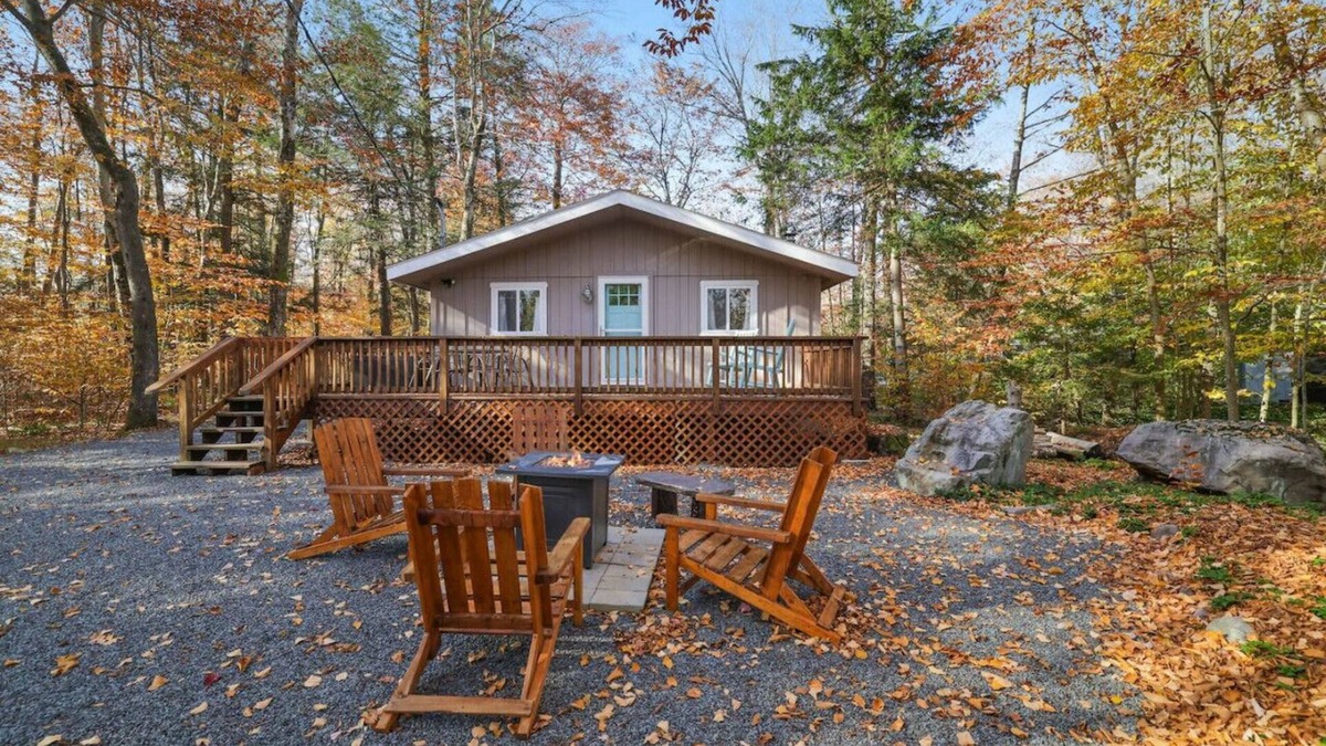 Pocono Pines Cabin | Family Friendly Cabin I Firepit+Hot Tub I Poconos