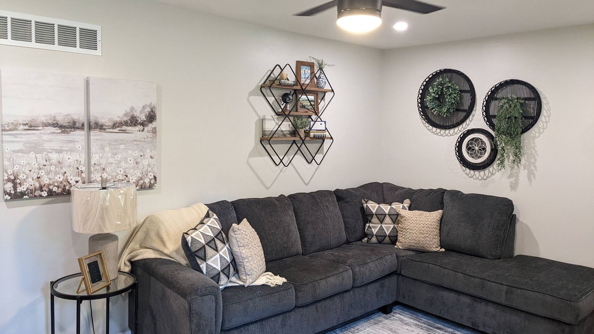Manhattan House | Family Friendly & Cheerful Blue Jay Ranch House close to KSU stadium