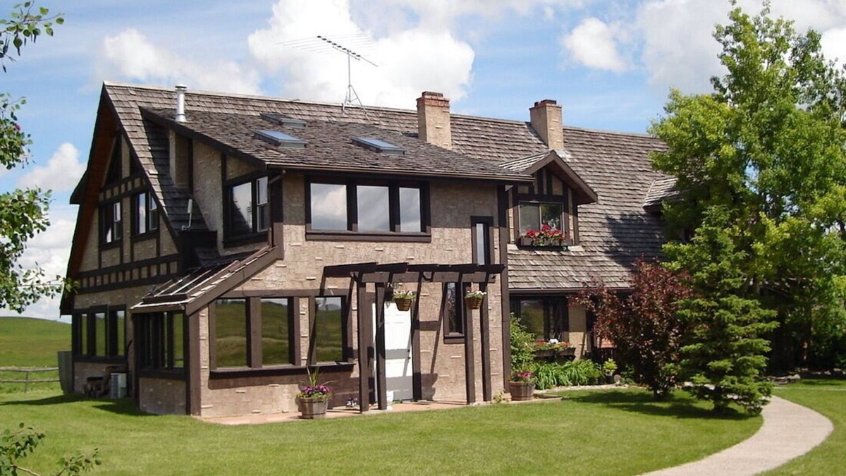 Mountain View Cabin | Family Friendly Country Lodge 15 Minutes Away from Waterton Lakes National Park