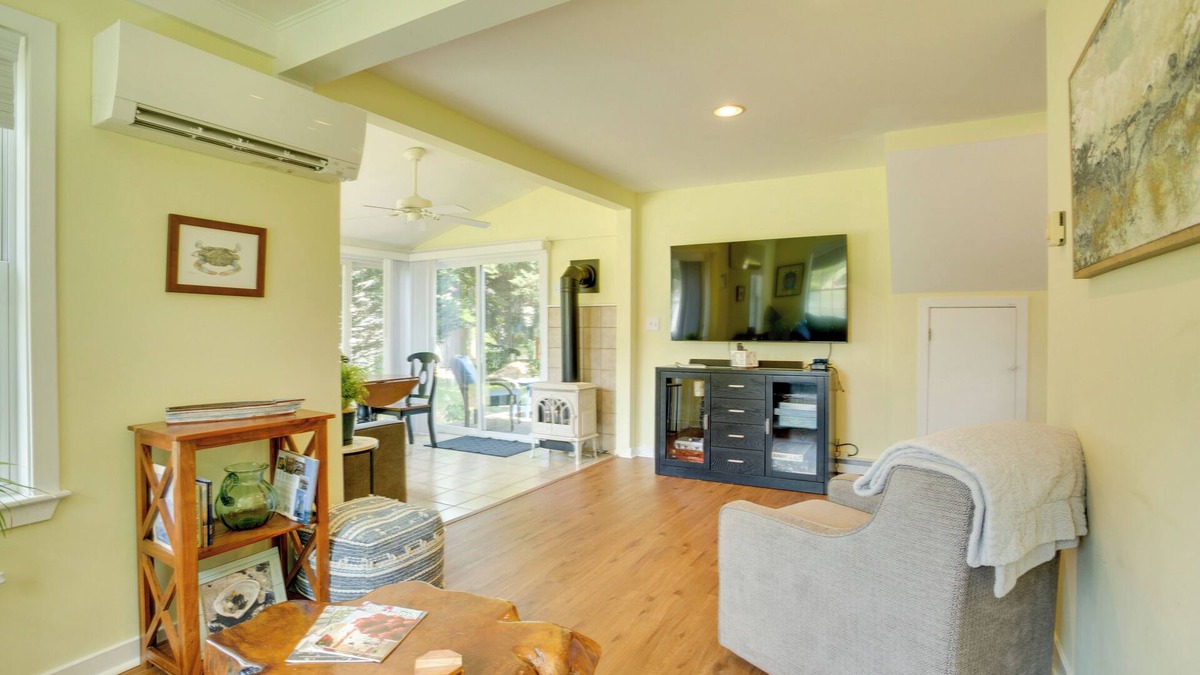 Golts Cottage | Family-Friendly Cottage, Walk to the Beach!
