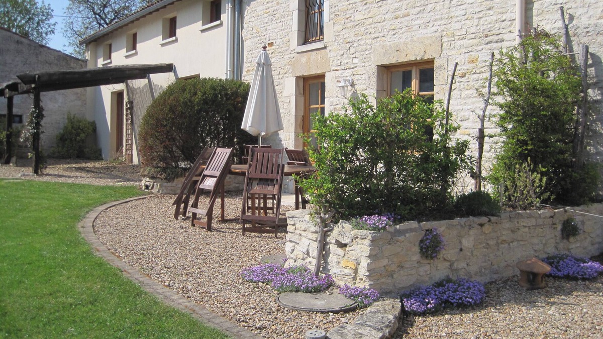 Crezieres Cottage | Family friendly cottage at Les Hiboux gites
