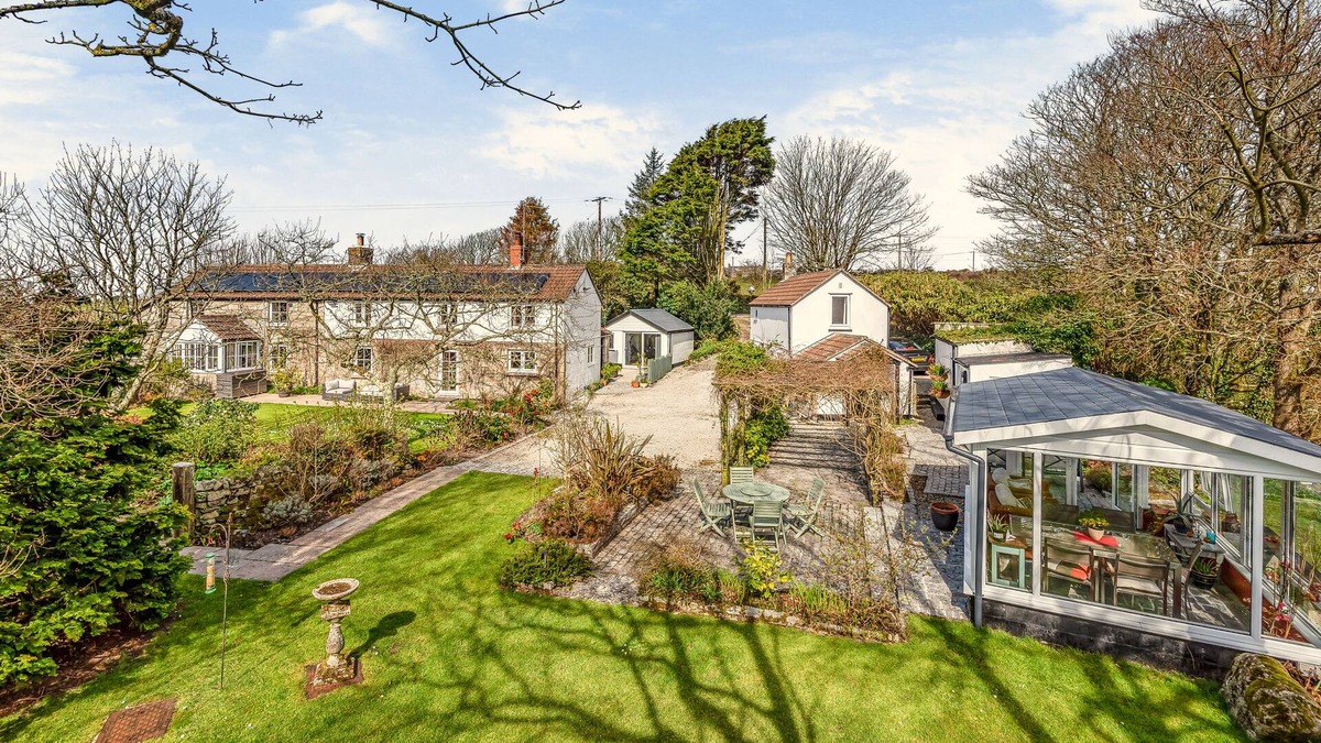 Tresowes Cottage | Family friendly cottage close to Praa Sands beach