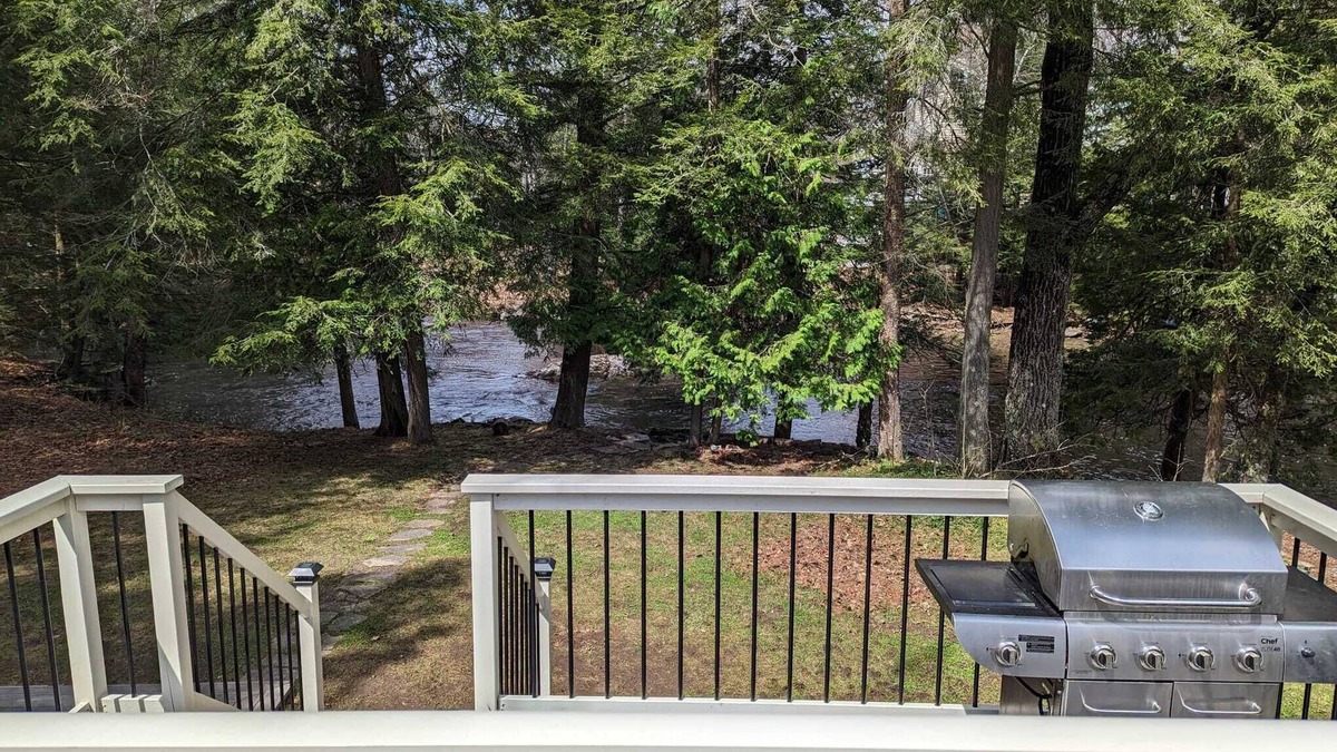 Bobcaygeon Cottage | Family friendly cozy cottage on the river. Dogs welcome!