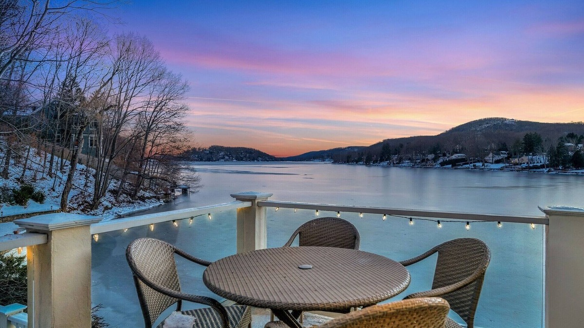 New Fairfield House | Family Friendly/Direct Waterfront/Chefs indoor & outdoor kitchen/3 fireplaces