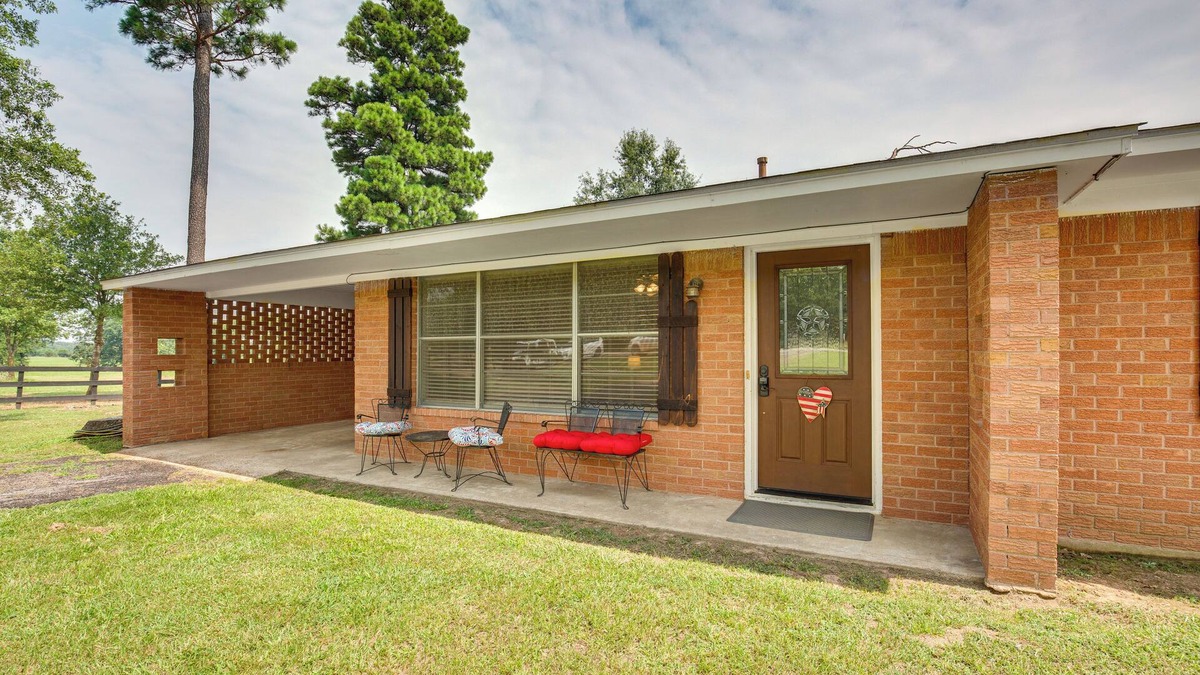 Bowie County House | Family-Friendly De Kalb Getaway w/Fire Pit!
