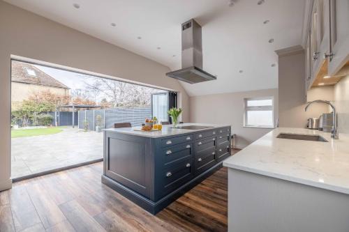 Windsor House | FAMILY FRIENDLY ESCAPE IN ETON, COUNTRYSIDE VIEWS with Hot Tub