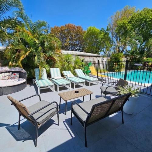 Central Oakland Park Apartment | Family Friendly Gateway with Pool & Patios, Near Beaches, Groceries and Restaurants Prime Location!