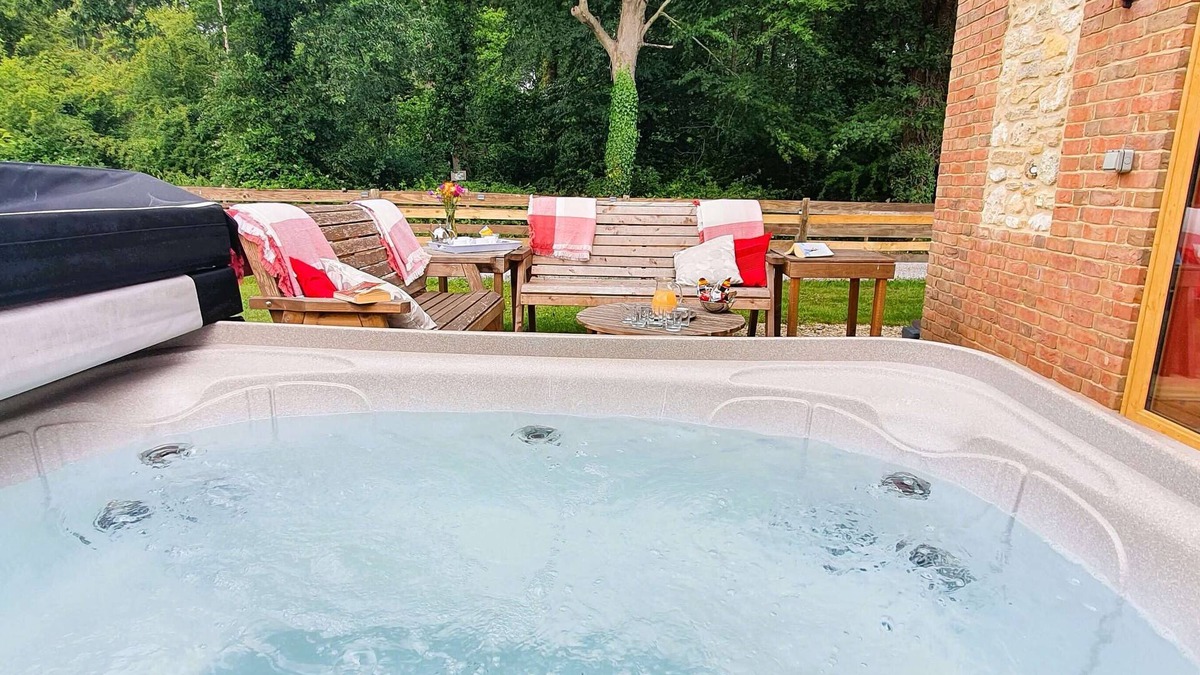 Woolland Cottage | Family Friendly, Hot Tub, Cottage Stay – Plumtree at The Victorian Barn Dorset