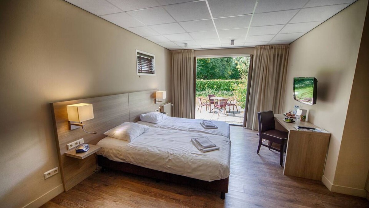 Beekbergen-West Hotel | Family-Friendly Getaway Close to Wildlife Parks and Playgrounds! Onsite Dining!