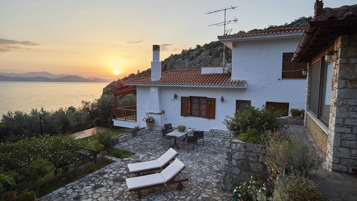 North Kynouria Villa | Family-friendly residence with gardens by the sea, in front of an isolated beach
