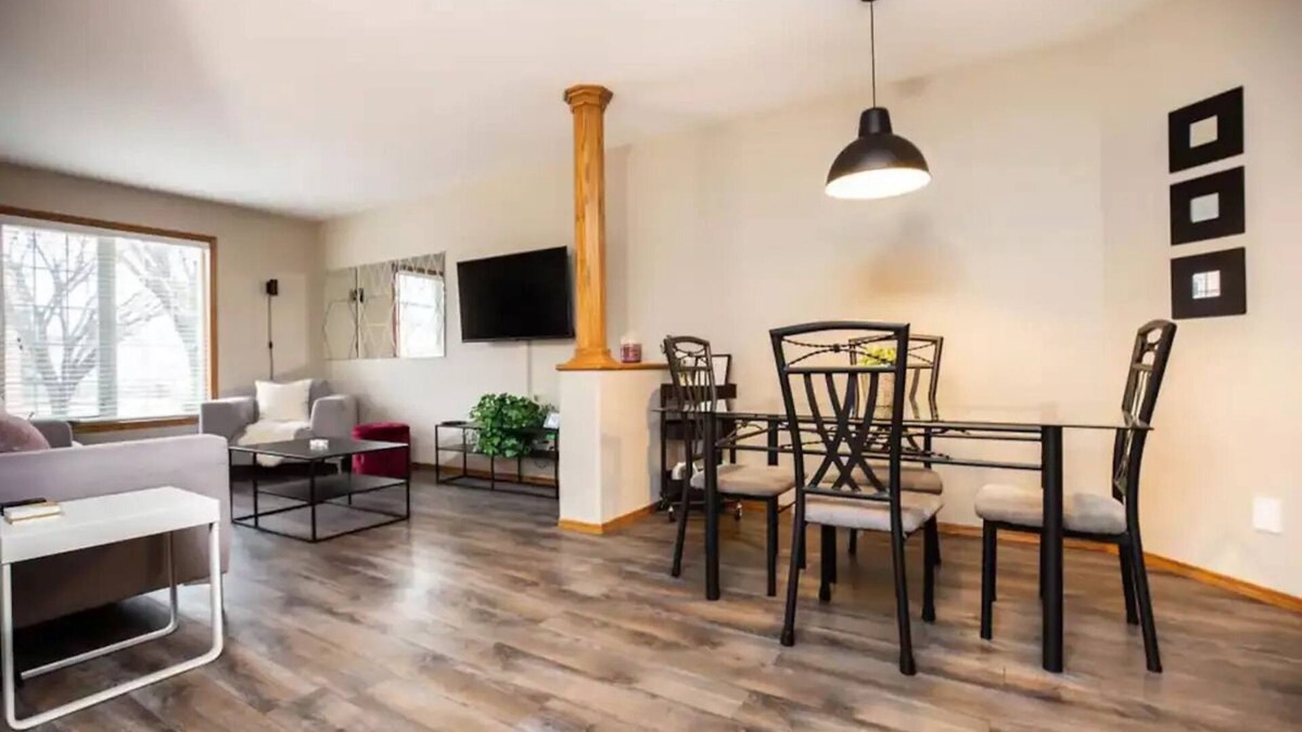 Winnipeg House | Family-Friendly Haven in Trendy South Osborne: 5-Star Comfort and Convenience!
