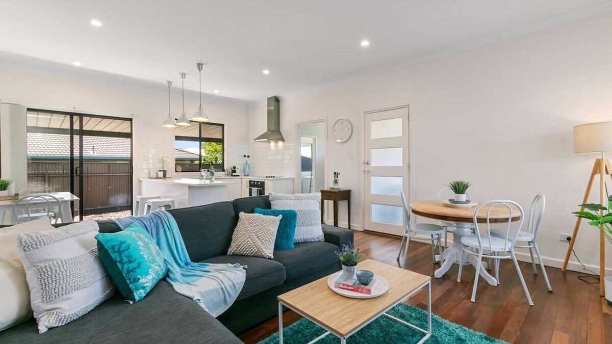 Sturt House | Family-Friendly Haven - Near Beach and Shopping