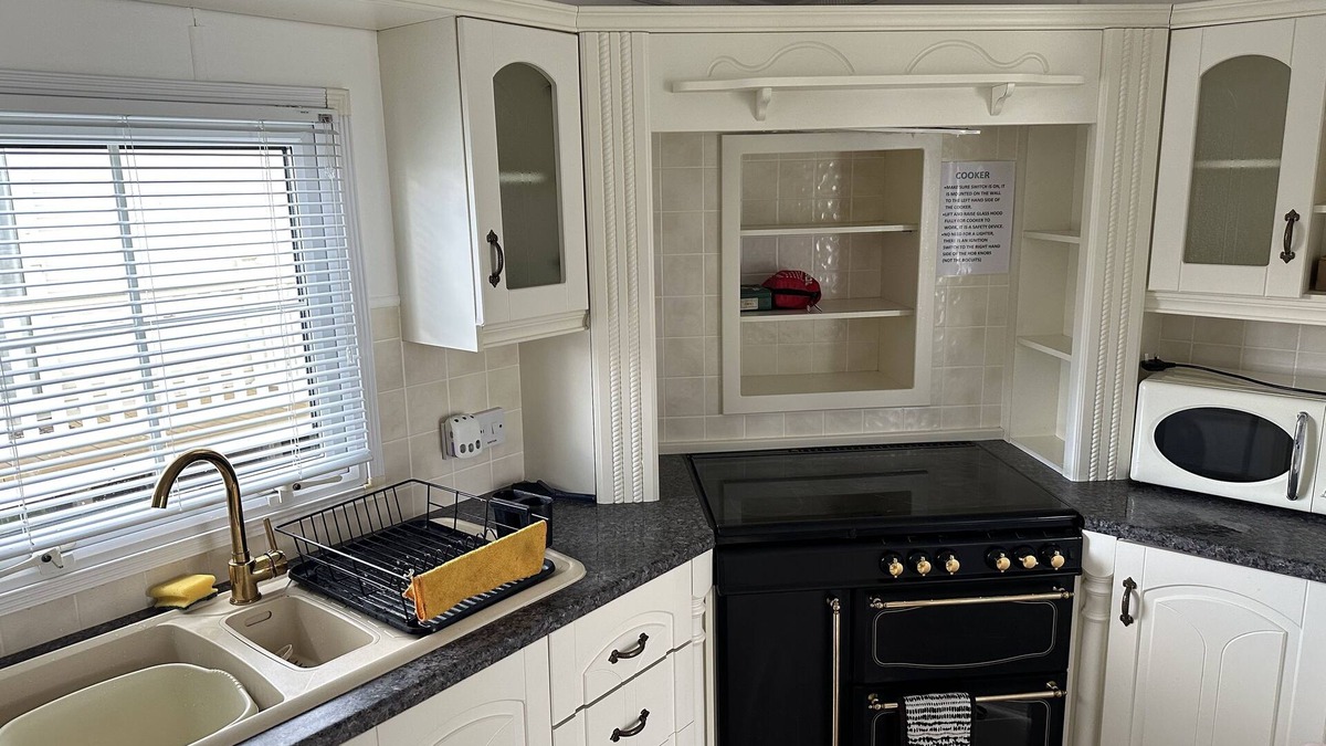 Grimsby House | Family Friendly holiday caravan, 5 mins from the beach in a peaceful location.