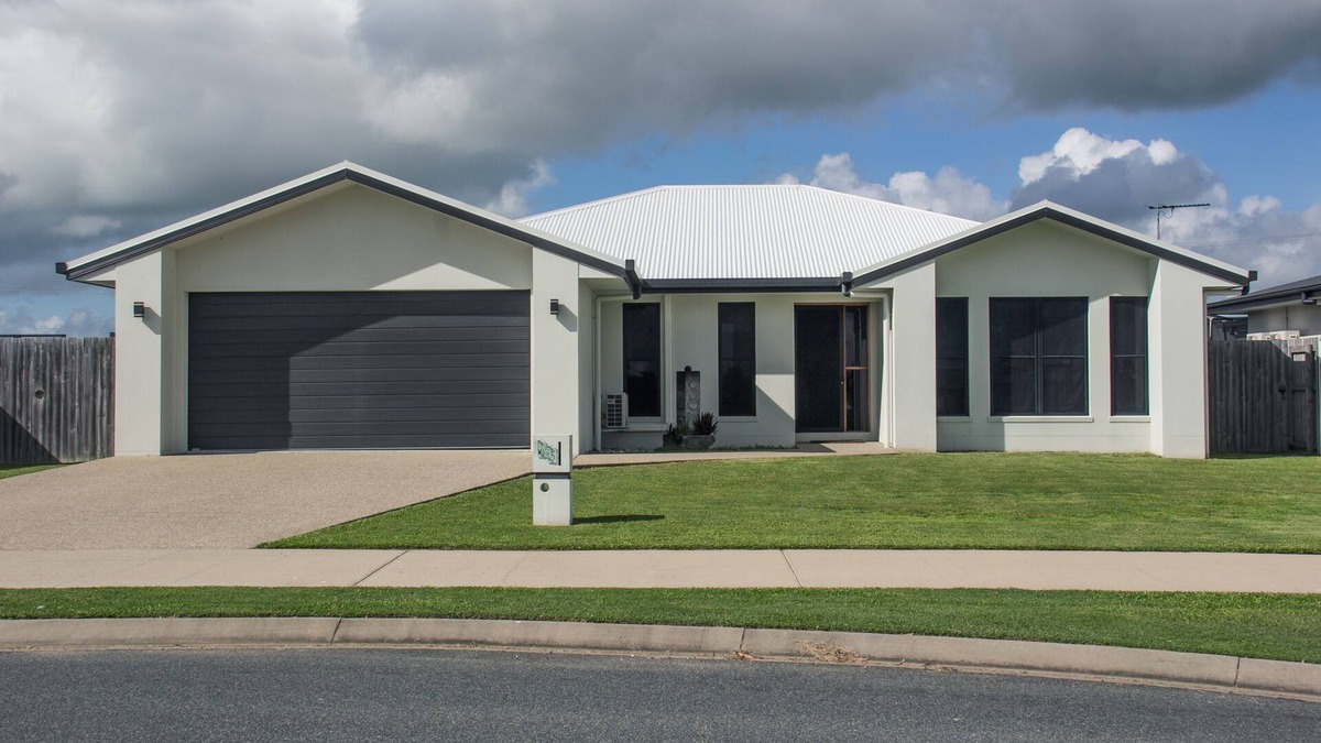 Ooralea House | Family Friendly Holiday Home 2 night min