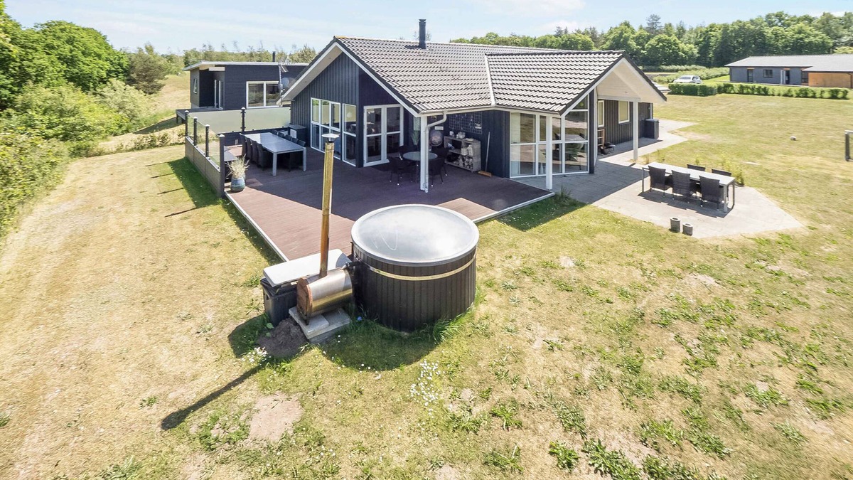 Skals House | Family-friendly holiday home w. hot tub and sauna