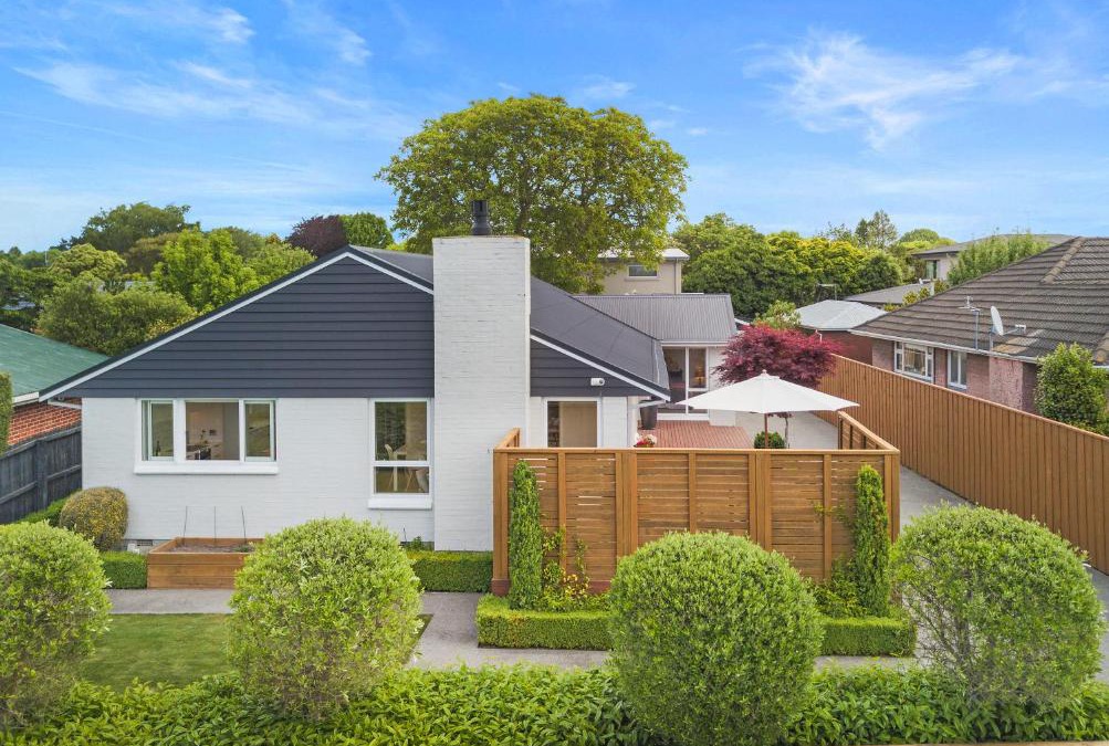 Christchurch House | Family-Friendly, Home & Garden, 4BR, by Airport, Free Parking