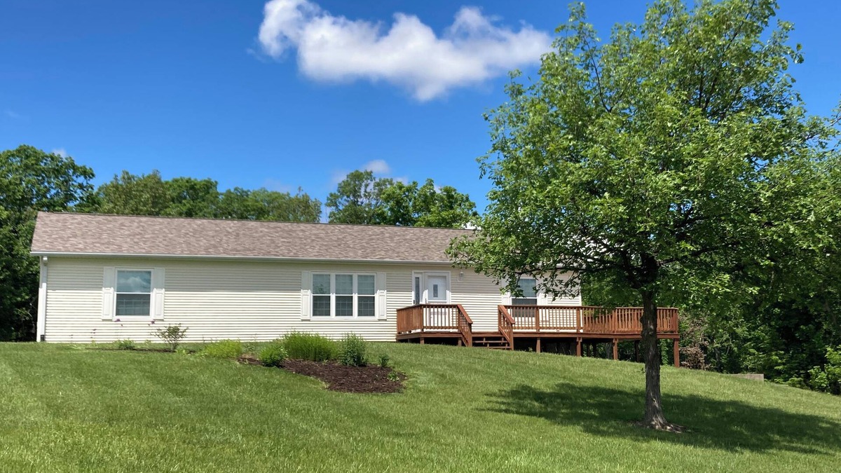 Perry House | Family-Friendly Home. Sleeps 14. Just minutes away from Mark Twain Lake.