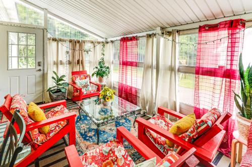 Crystal House | Family-Friendly Home with Furnish Patio in Crystal!