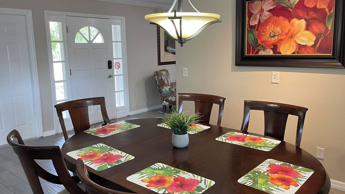Maitland House | Family Friendly home with Fenced in Backyard to enjoy with kids & pets