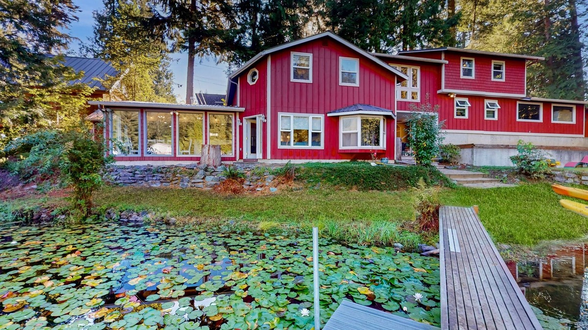 Sedro-Woolley House | Family-friendly lakefront escape with outdoor patio dining and private dock