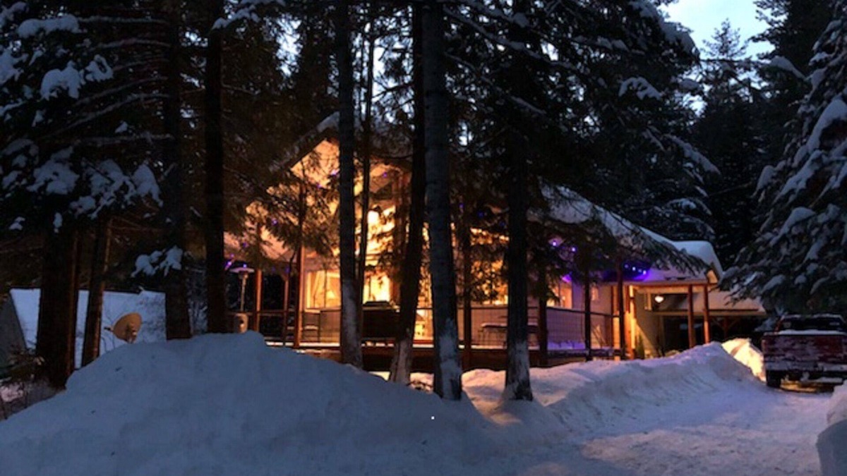 Priest River Cabin | Family-friendly lakefront cabin setting with beach and boatslip.