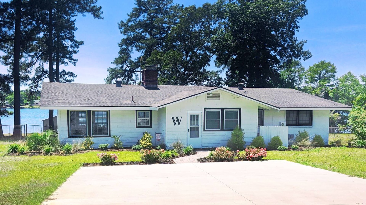 Manning House | Family Friendly Lake Oasis