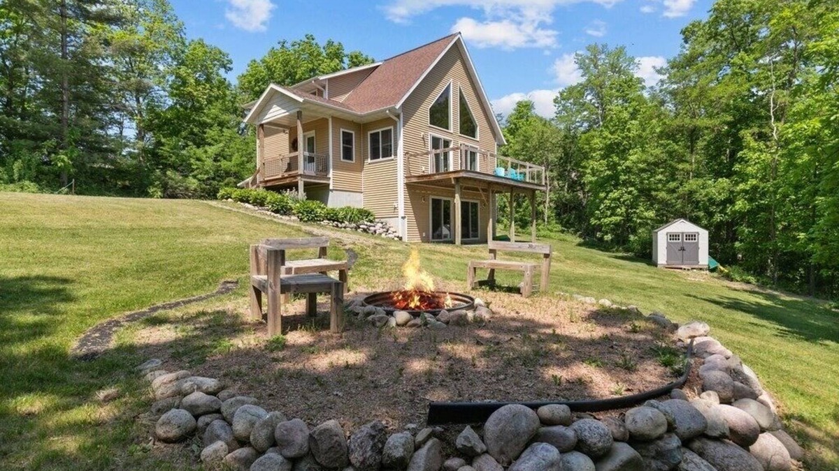 Plainfield Cottage | Family Friendly Lake Home Sleeps 14, Sandy Beach, Lake Toys, Fire Pit, Sunrises!