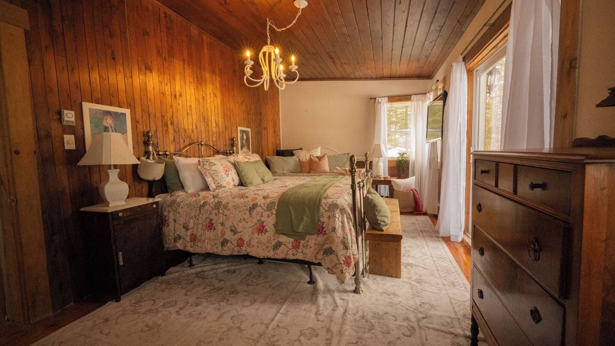 Chertsey Cabin | Family friendly lakefront cabin in charming Chertsey - spa & sauna