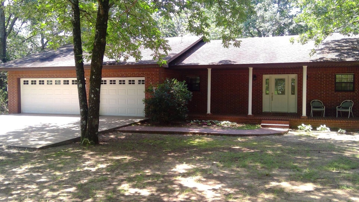 Clinton House | Family Friendly Lakefront House on Greers Ferry Lake 1/2 mile to Marina, Boating