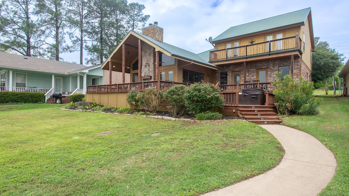 Enchanted Oaks House | Family-Friendly Lakefront Retreat on Cedar Creek Lake W/Hot Tub