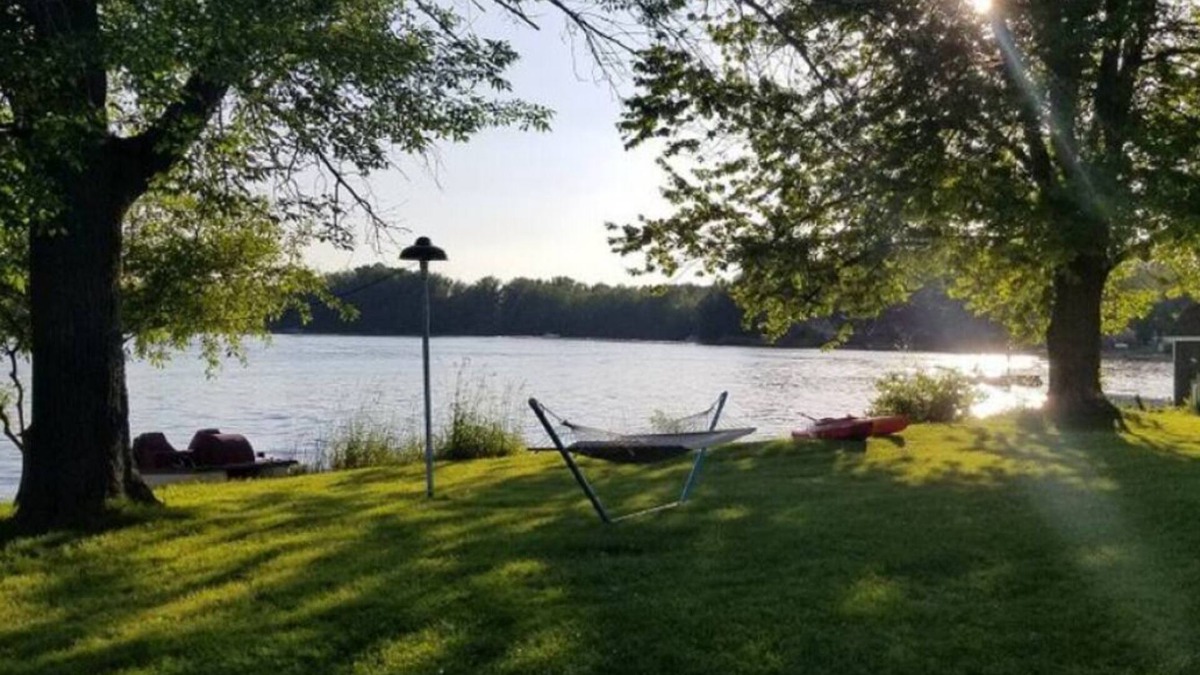 Clare Cabin | Family-friendly lakefront cabin with large outdoor space!