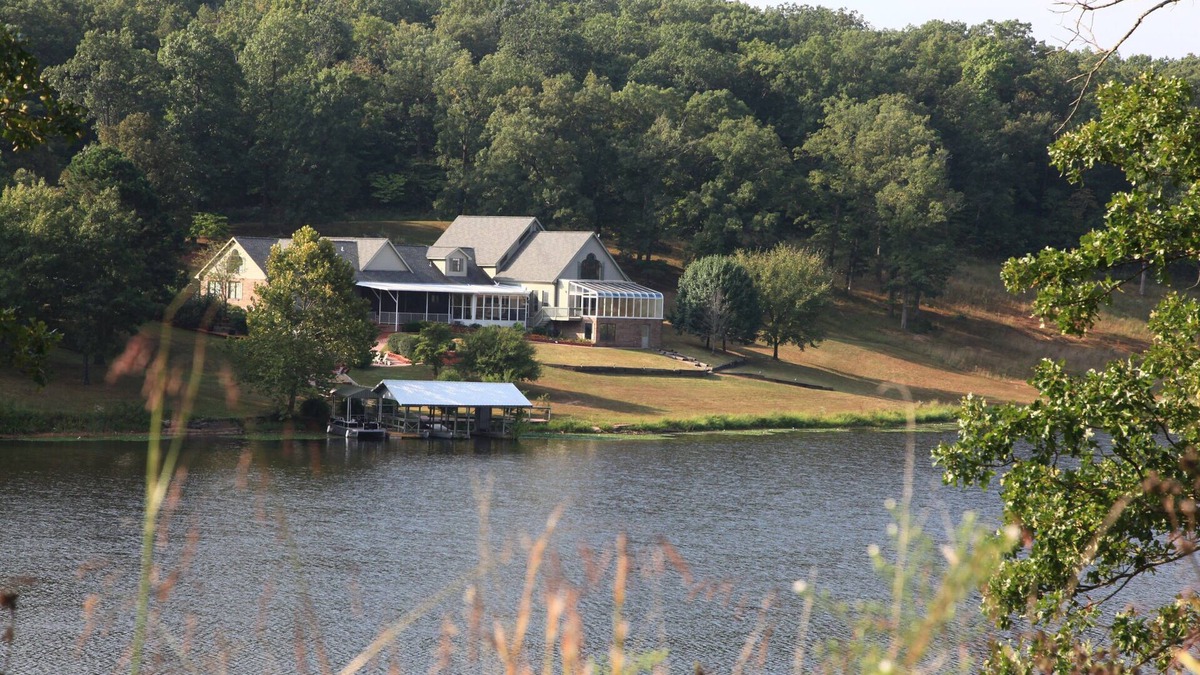 Rolla Cabin | Family-Friendly Lakeside Resort-like Home for Reunions, Retreats & Large Groups
