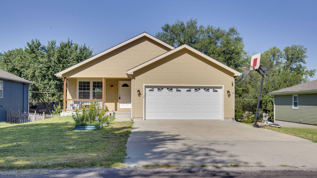Lansing House | Family-Friendly Lansing Home with Covered Balcony!