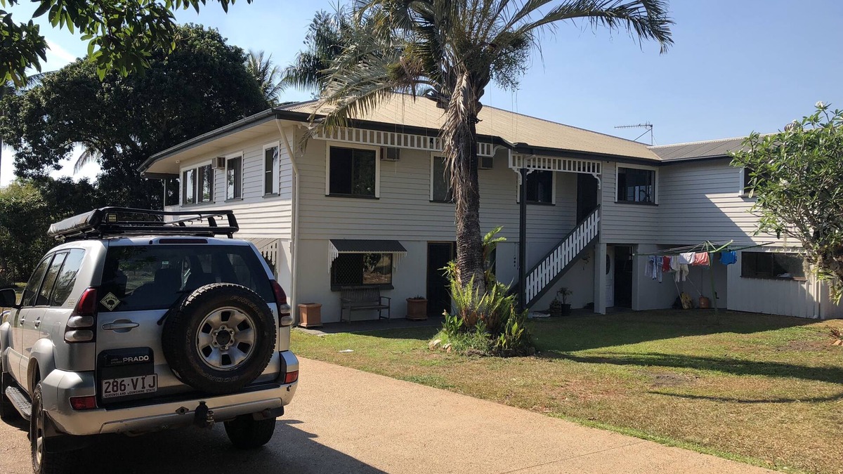 Redlynch House | Family Friendly- Large Home Apartment (Free NETFLIX, WI-Fi, Air con, BBQ)