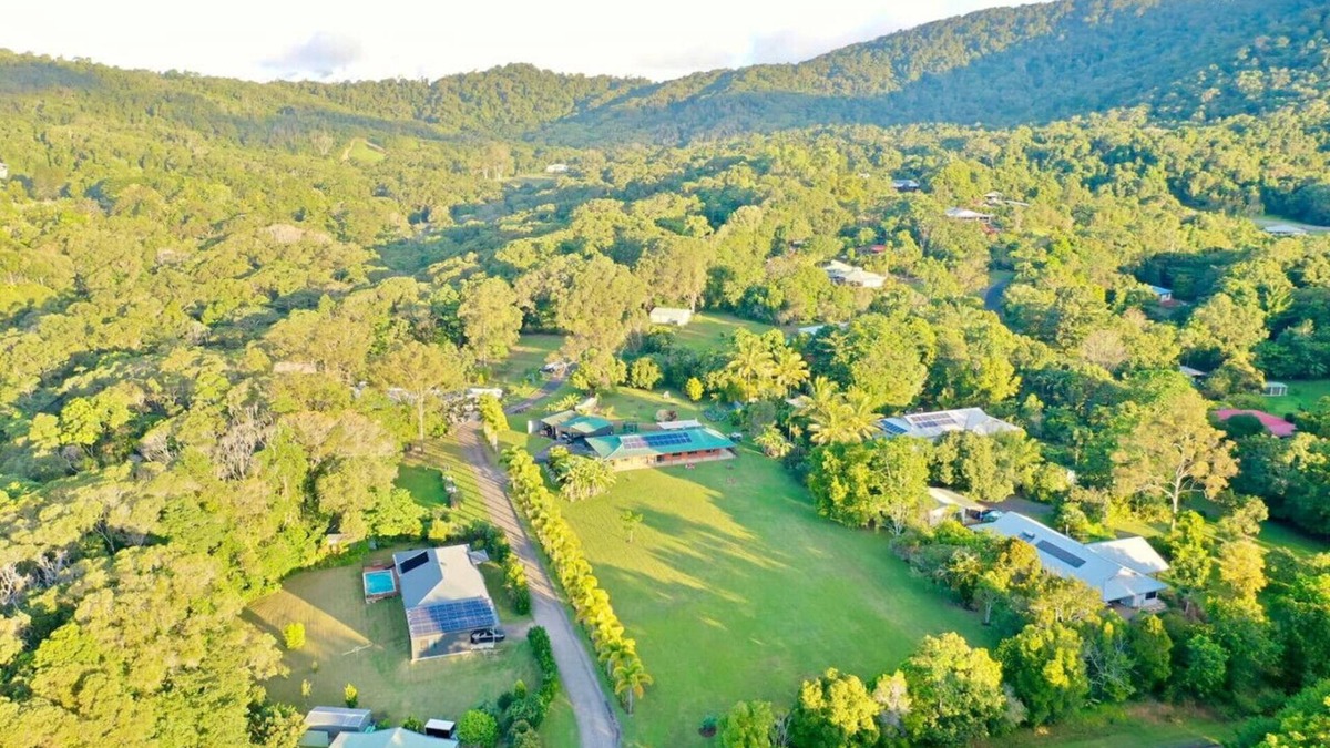 Kuranda House | Family Friendly | Mountain View | Late Check Out