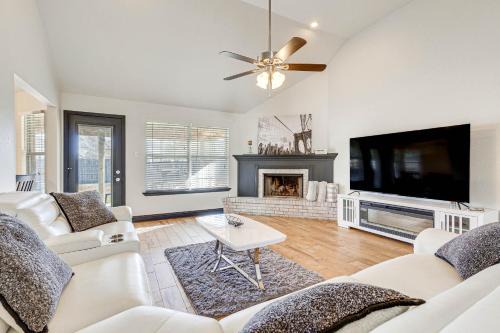 Ocean Springs House | Family-Friendly Ocean Springs Home Grill, Hot Tub
