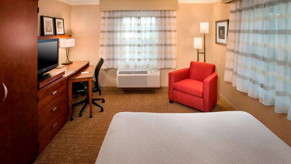 Danvers House | Family-friendly Property in Boston Danvers with Onsite Starbucks & Free Parking