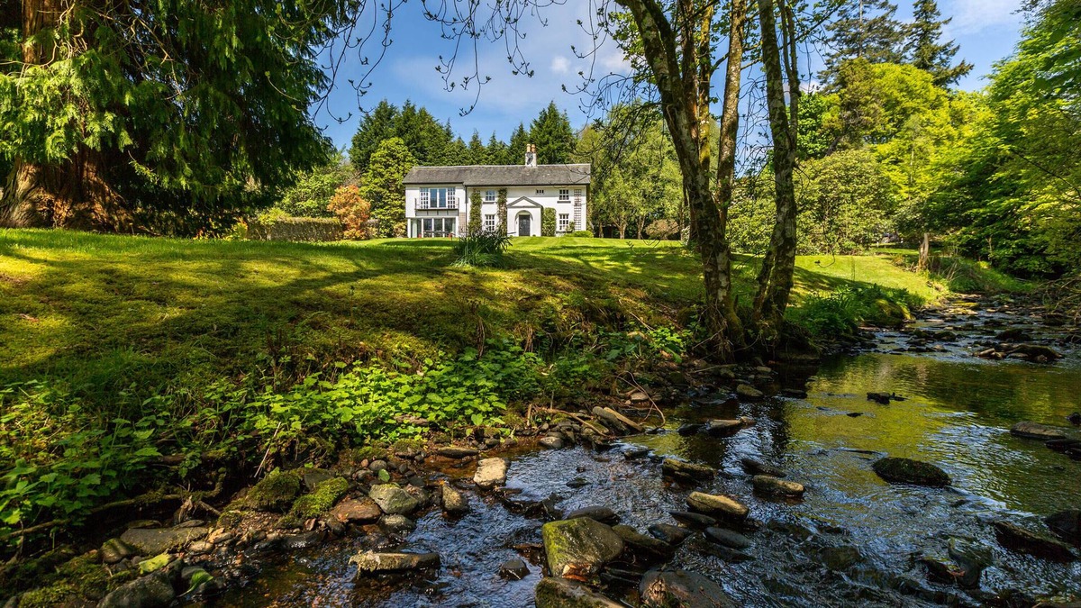 Drymen Cottage | Family Friendly Refurbished Detached Country Cottage set in Castle Grounds