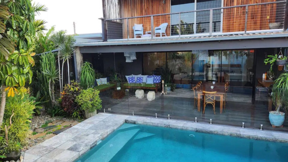 North Creek House | Family friendly retreat 5 minutes stroll to the beach!