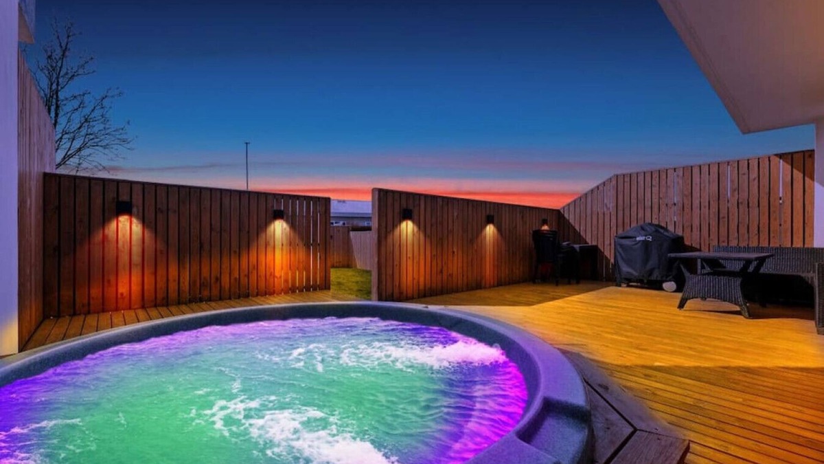 Mosfellsbaer House | Family Friendly Retreat. HOT TUB