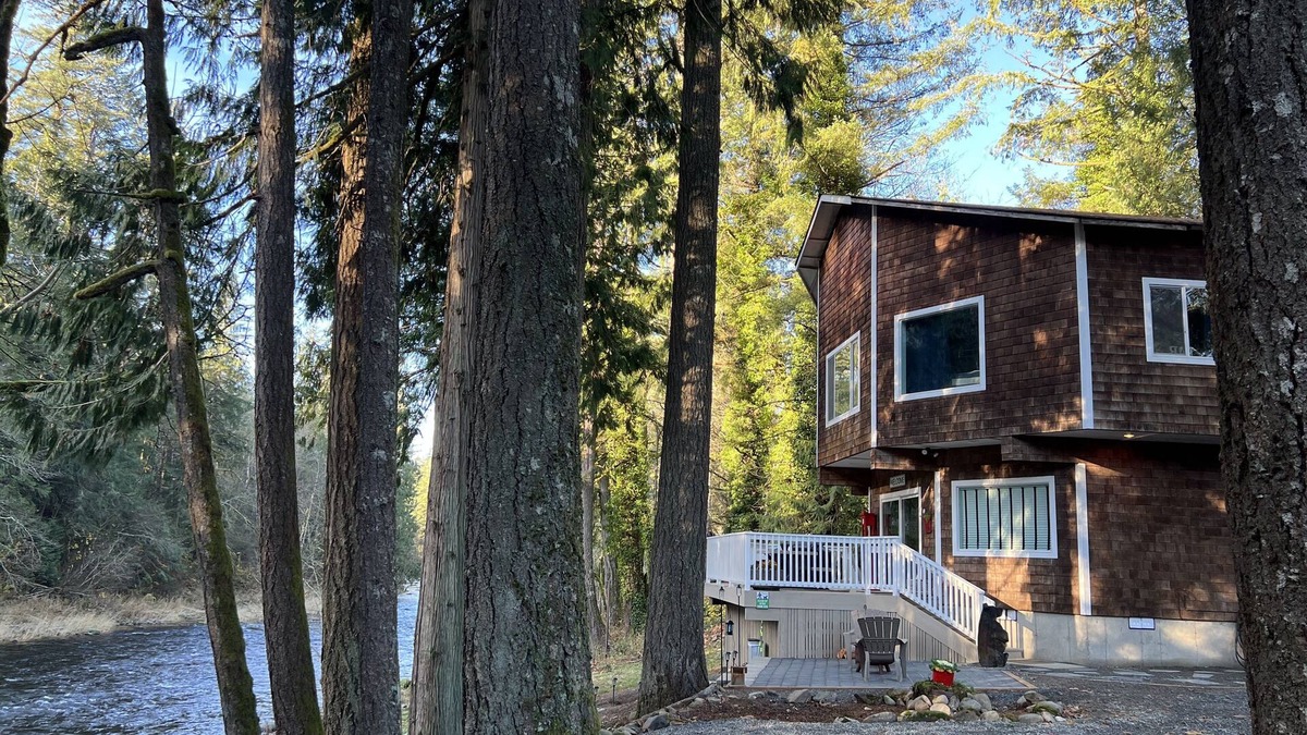 Yacolt Ski Chalet | Family Friendly Riverfront Retreat close to PDX with Hot Tub
