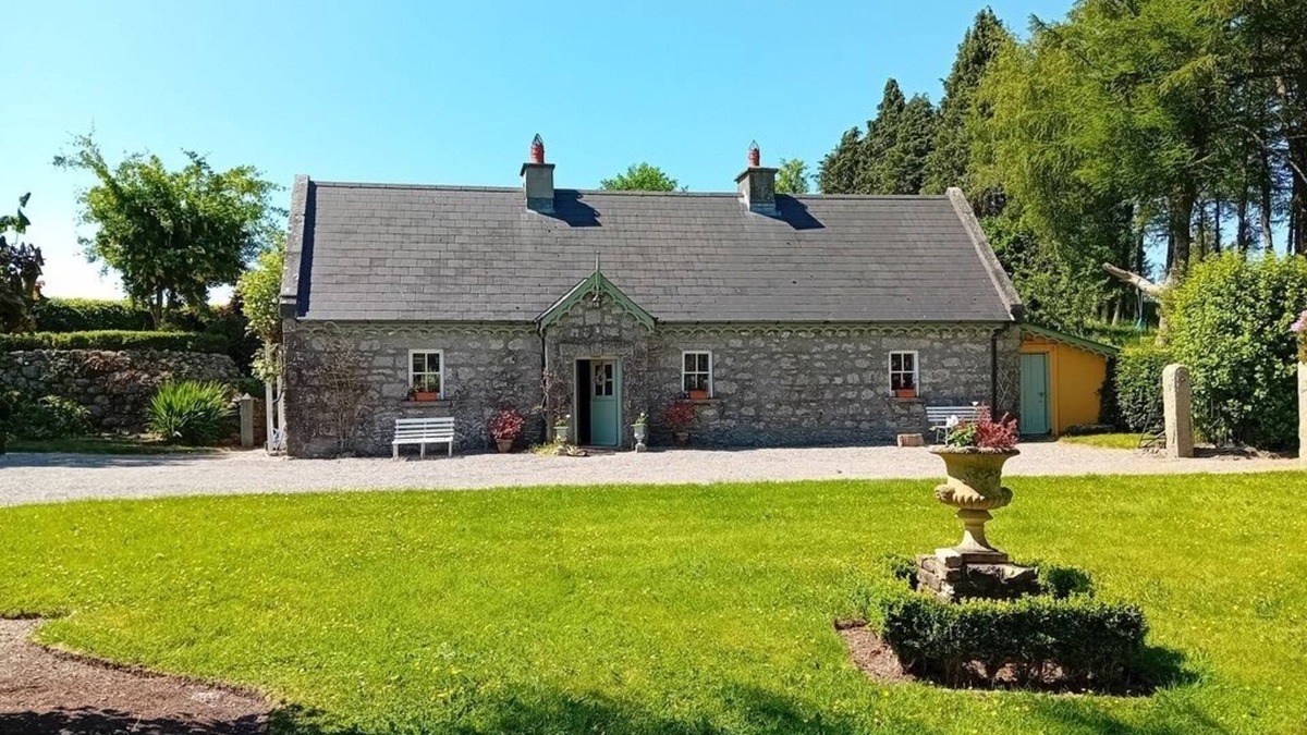 Knockananna House | Family Friendly Romantic and Spacious Country Lodge On Private Grounds