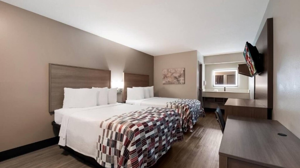 Graysville Hotel | Family-friendly Room w/Free Cable, Modern Furnishings, & Cozy Atmosphere