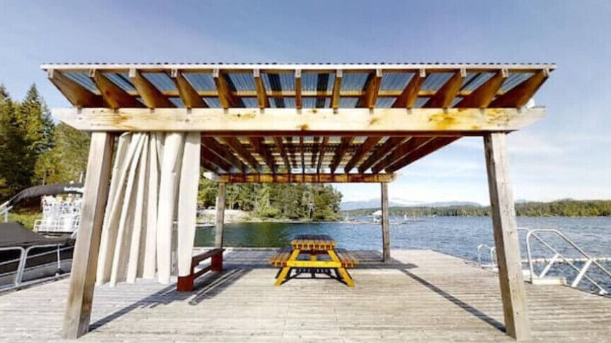 Port Alberni House | Family friendly Sproat Lake Waterfront & boat slip