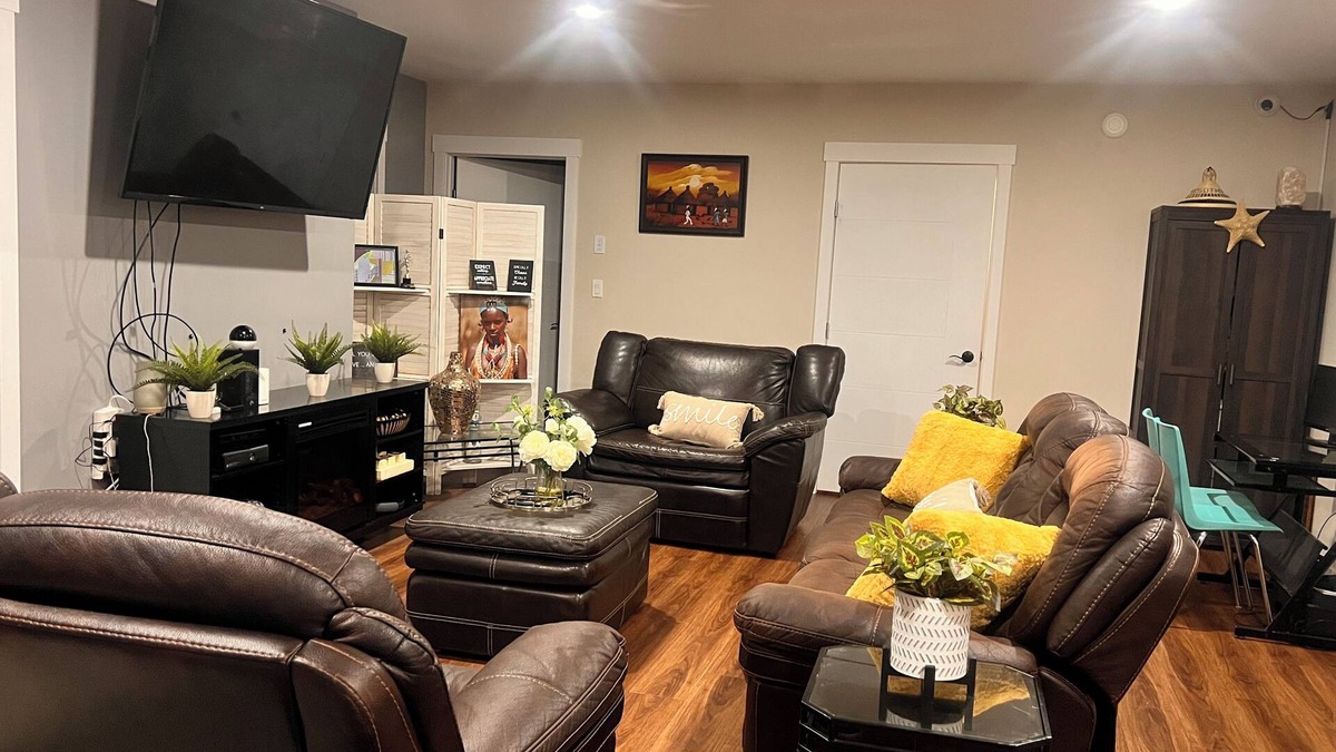 Yellowknife House | Family friendly Spacious 4-bedroom house in enchanting Yellowknife with WiFi