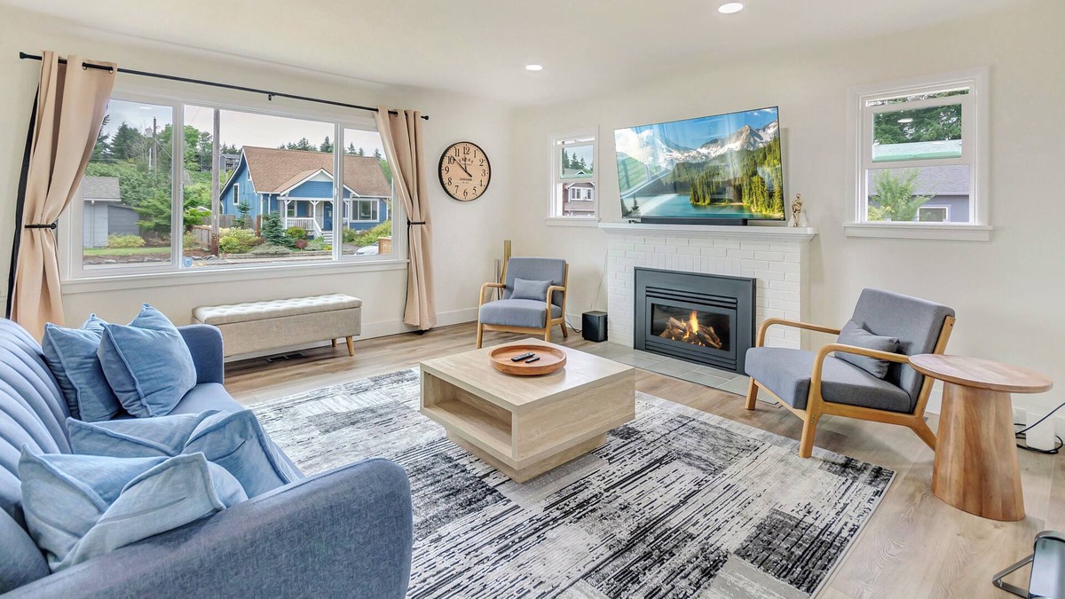 South Tacoma House | Family-Friendly Tacoma Stay- Newly Remodeled Home with AC & Pet-Friendly Yard