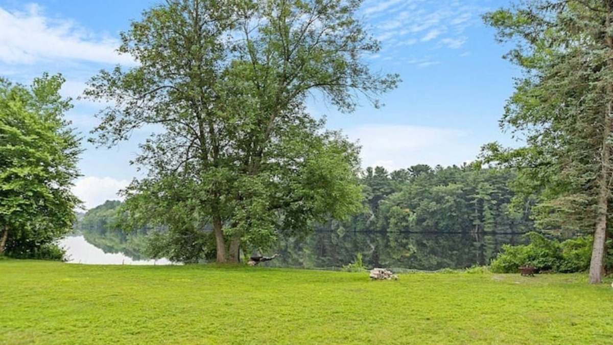 Methuen House | Family-Friendly Townhouse on the Merrimack River