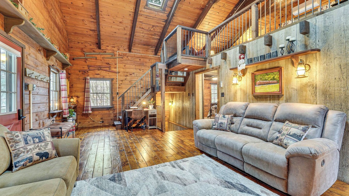 Blandburg Cabin | Family-Friendly Tyrone Cabin w/Deck Near Hiking