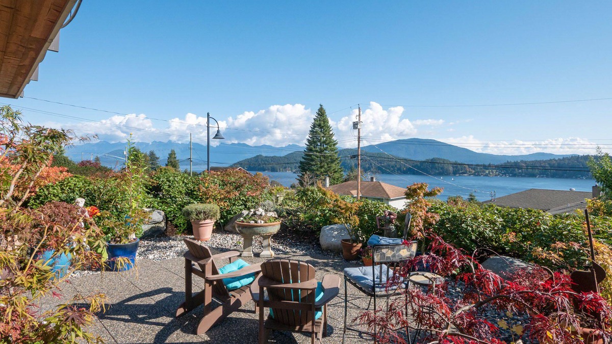 Gibsons Apartment | Family-friendly Urban Oasis with Beautiful Garden